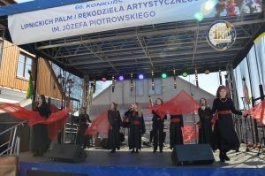 zobacz wyjatkowa fotorelacje z niedzieli palmowej w lipnicy murowanej to wlasnie tutaj zaledwie 50 km od krakowa odbywa sie najslynniejszy w polsce konkurs lipnickich palm wielkanocnych 90 300x199 - Niedziela Palmowa w Lipnicy Murowanej 2026: Rekordowe palmy i magia Małopolski pod Krakowem