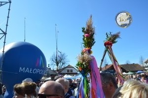 zobacz wyjatkowa fotorelacje z niedzieli palmowej w lipnicy murowanej to wlasnie tutaj zaledwie 50 km od krakowa odbywa sie najslynniejszy w polsce konkurs lipnickich palm wielkanocnych 91 300x199 - Niedziela Palmowa w Lipnicy Murowanej 2026: Rekordowe palmy i magia Małopolski pod Krakowem