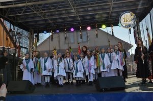 zobacz wyjatkowa fotorelacje z niedzieli palmowej w lipnicy murowanej to wlasnie tutaj zaledwie 50 km od krakowa odbywa sie najslynniejszy w polsce konkurs lipnickich palm wielkanocnych 93 300x199 - Niedziela Palmowa w Lipnicy Murowanej 2026: Rekordowe palmy i magia Małopolski pod Krakowem