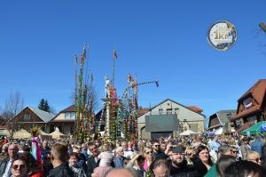 zobacz wyjatkowa fotorelacje z niedzieli palmowej w lipnicy murowanej to wlasnie tutaj zaledwie 50 km od krakowa odbywa sie najslynniejszy w polsce konkurs lipnickich palm wielkanocnych 95 300x199 - Niedziela Palmowa w Lipnicy Murowanej 2026: Rekordowe palmy i magia Małopolski pod Krakowem