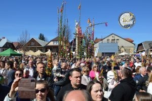 zobacz wyjatkowa fotorelacje z niedzieli palmowej w lipnicy murowanej to wlasnie tutaj zaledwie 50 km od krakowa odbywa sie najslynniejszy w polsce konkurs lipnickich palm wielkanocnych 99 300x199 - Niedziela Palmowa w Lipnicy Murowanej 2026: Rekordowe palmy i magia Małopolski pod Krakowem